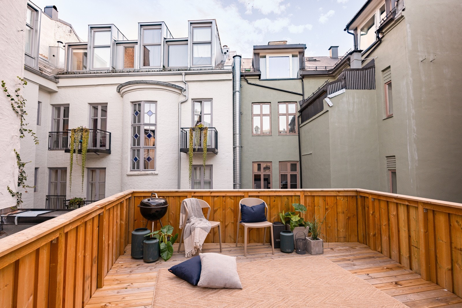 Felles takterrasse mot tilbaketrukket bakgård. Galleribilde