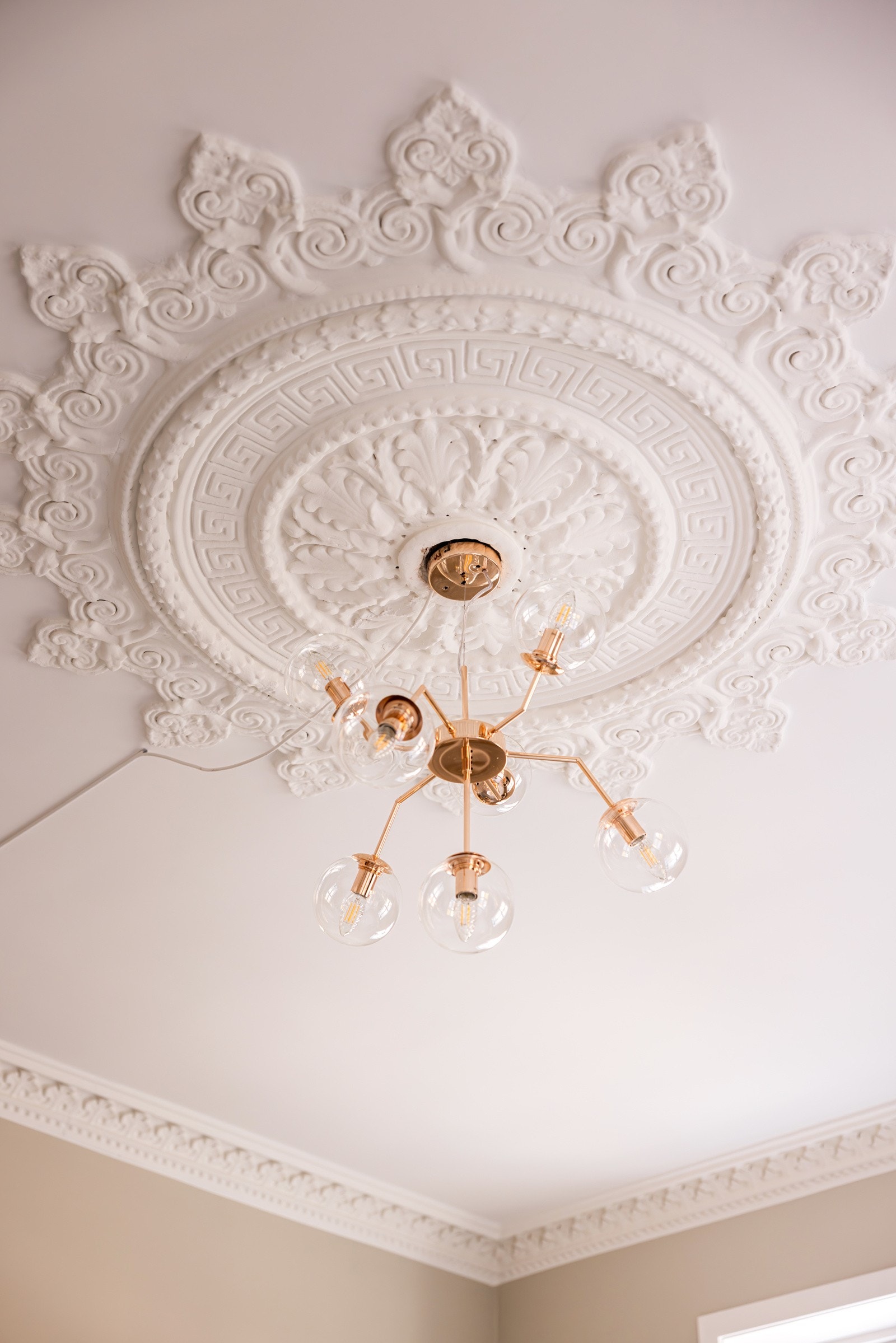 Vakre, velbevarte detaljer som stukkatur og rosett i taket. Galleribilde