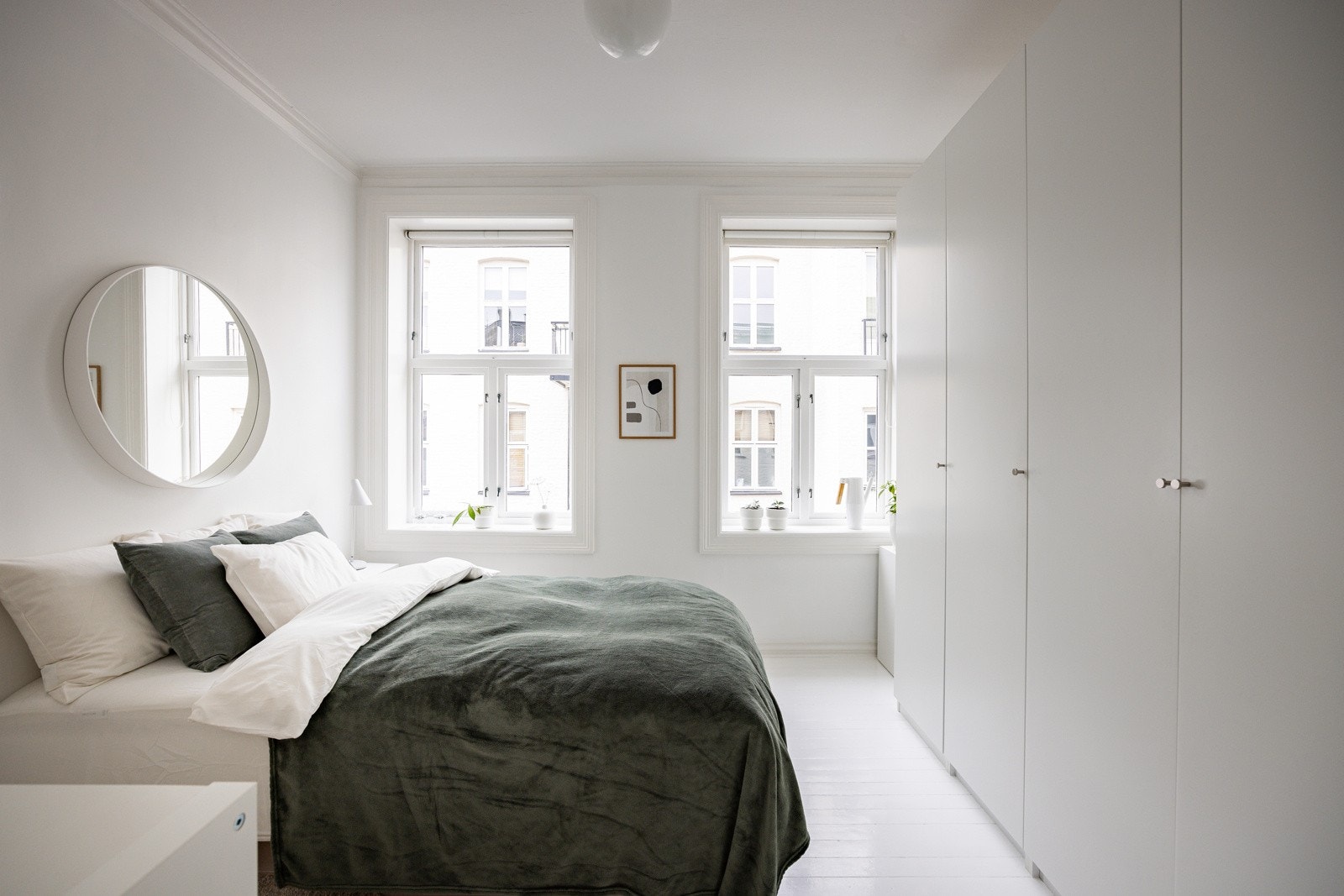 Pent soverom som i dag benyttes som hovedsoverommet. Som samtlige rom i dette hjemmet vender soverommet kun mot rolig, indre gårdsrom. Galleribilde