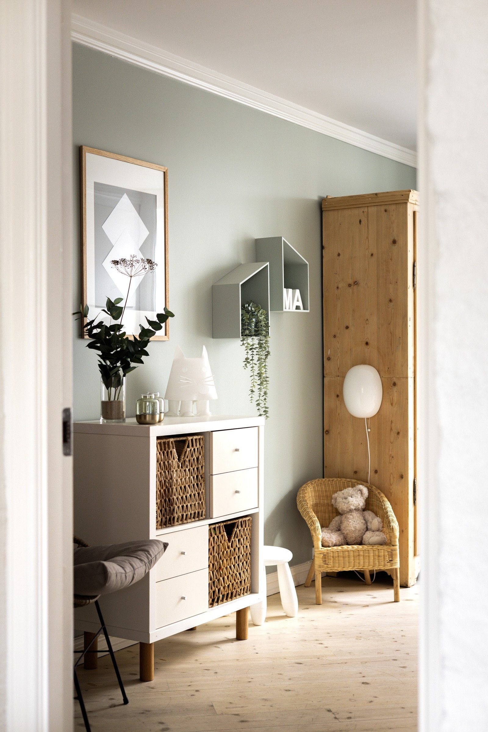 Leilighetens største soverom har inngang fra stuen og benyttes i dag som kontor og gjesterom. Galleribilde