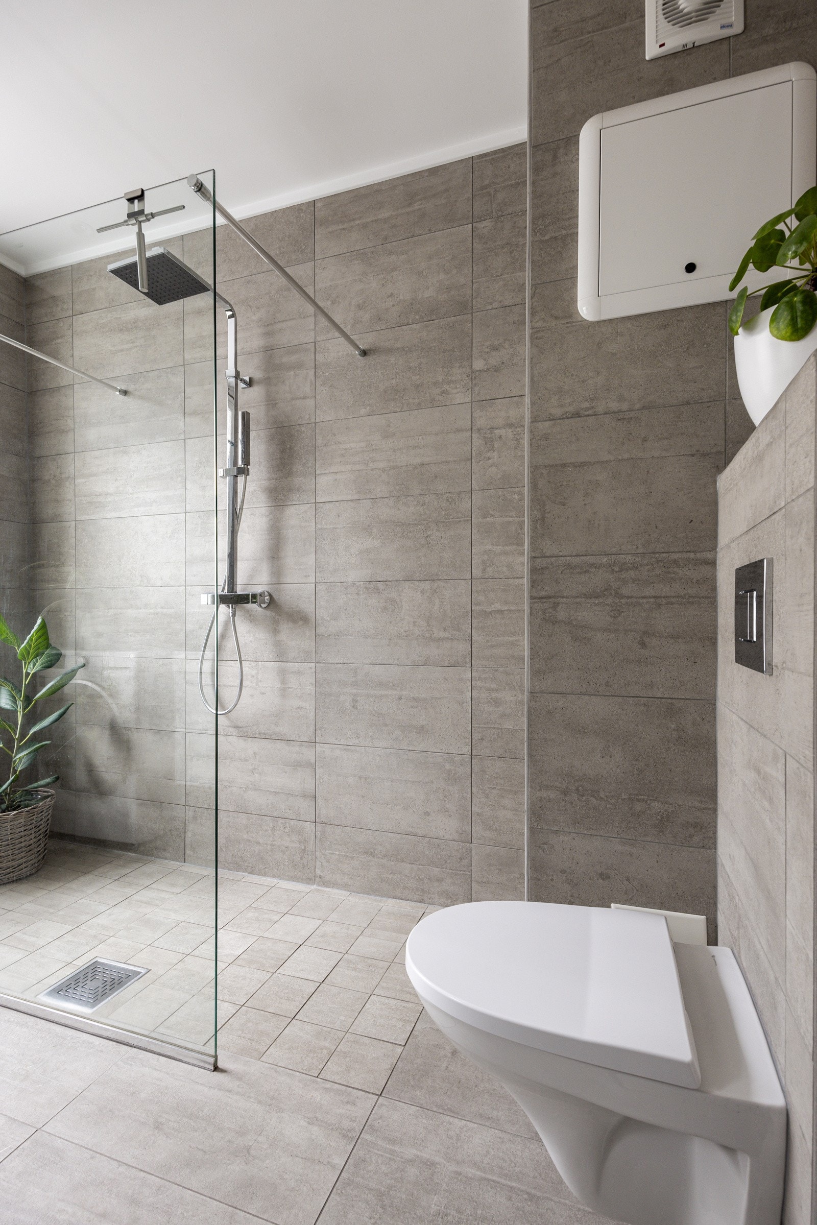 Stor dusj med glassvegg. Galleribilde