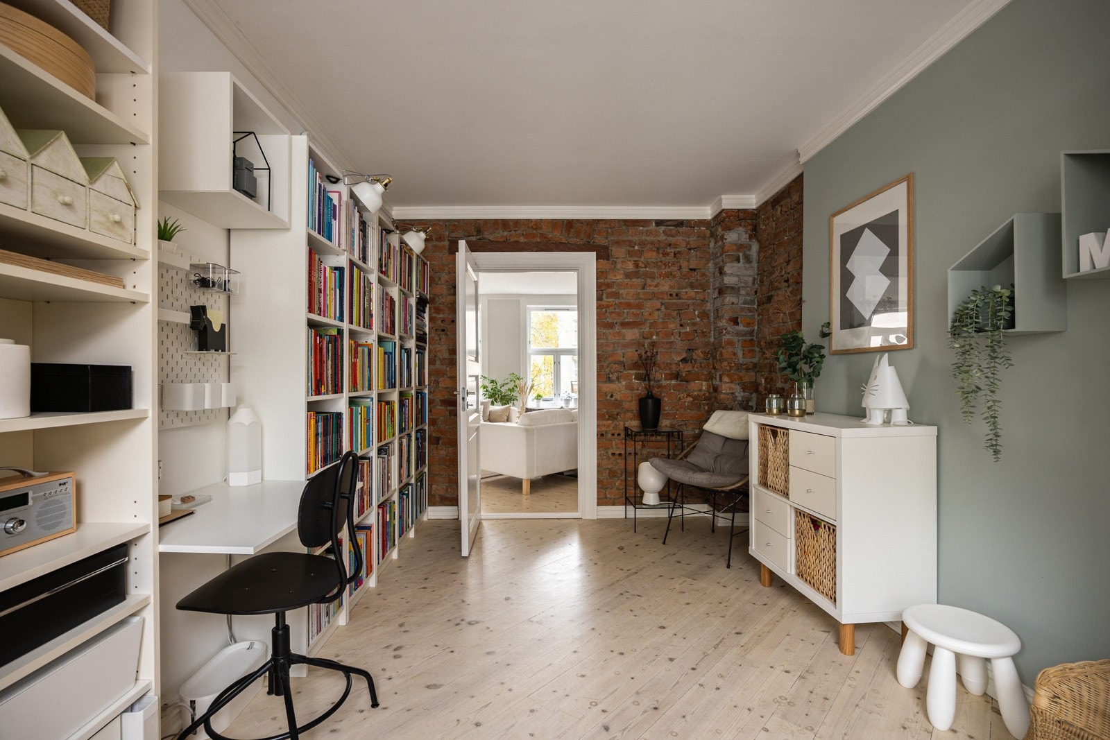 Legg merke til den dekorative teglsteinsveggen mot stuen. I hjørnet er pipeløpet som vedovnen i stuen er koblet på. Galleribilde