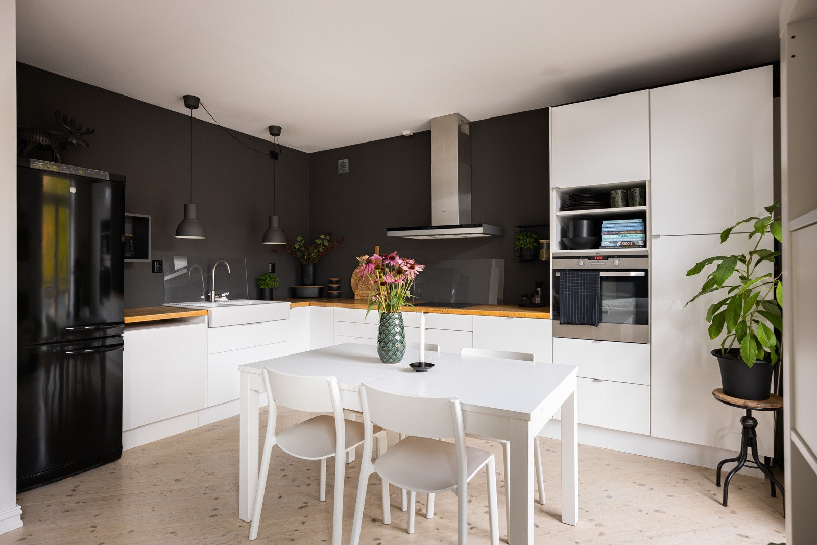 Hvit, slett innredning med heltre benkeplate og mye god oppbevaring i en rekke skuffer. Galleribilde