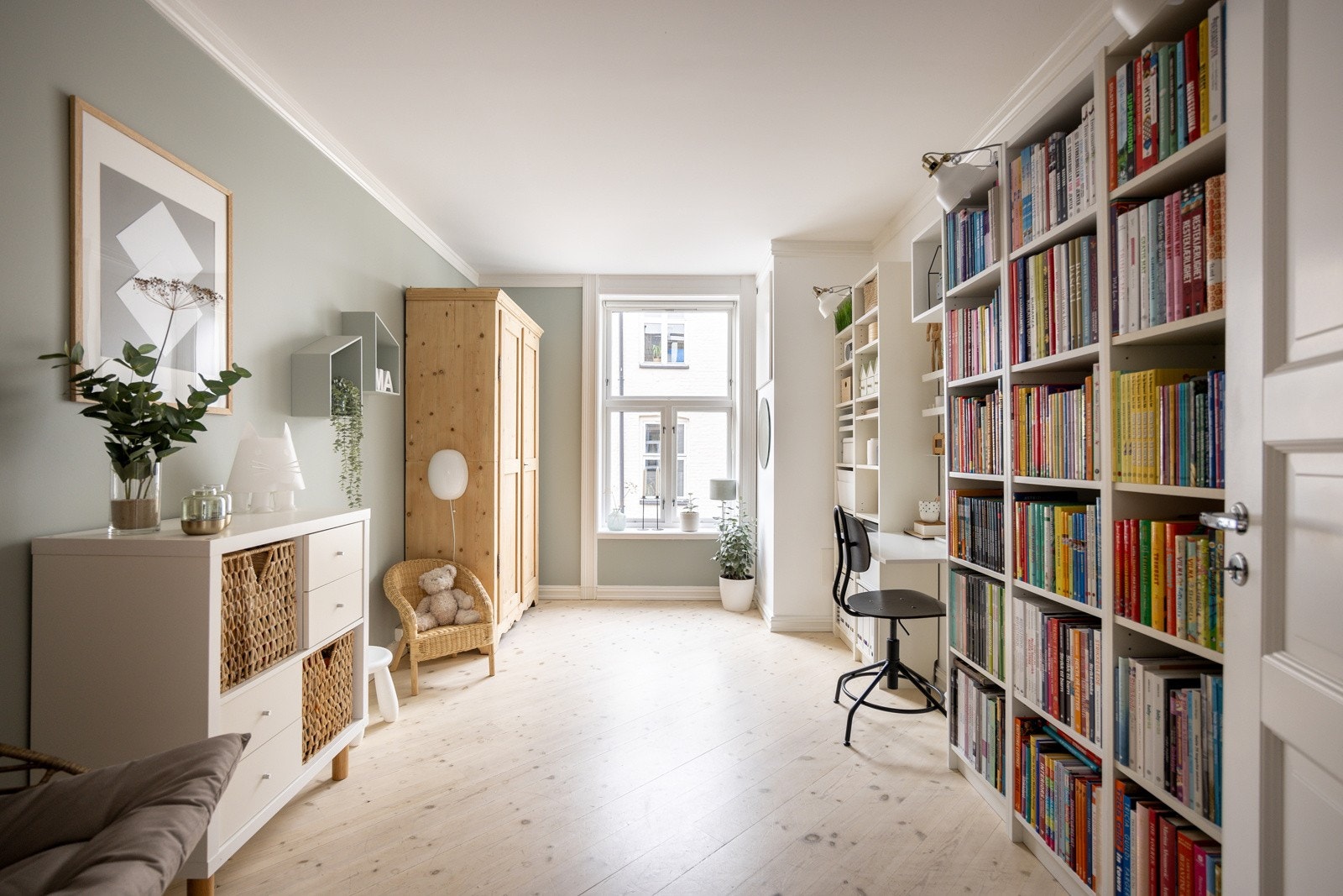 Dette rommet er stort og åpner derfor opp for ulike bruks- og møbleringsmuligheter. Galleribilde