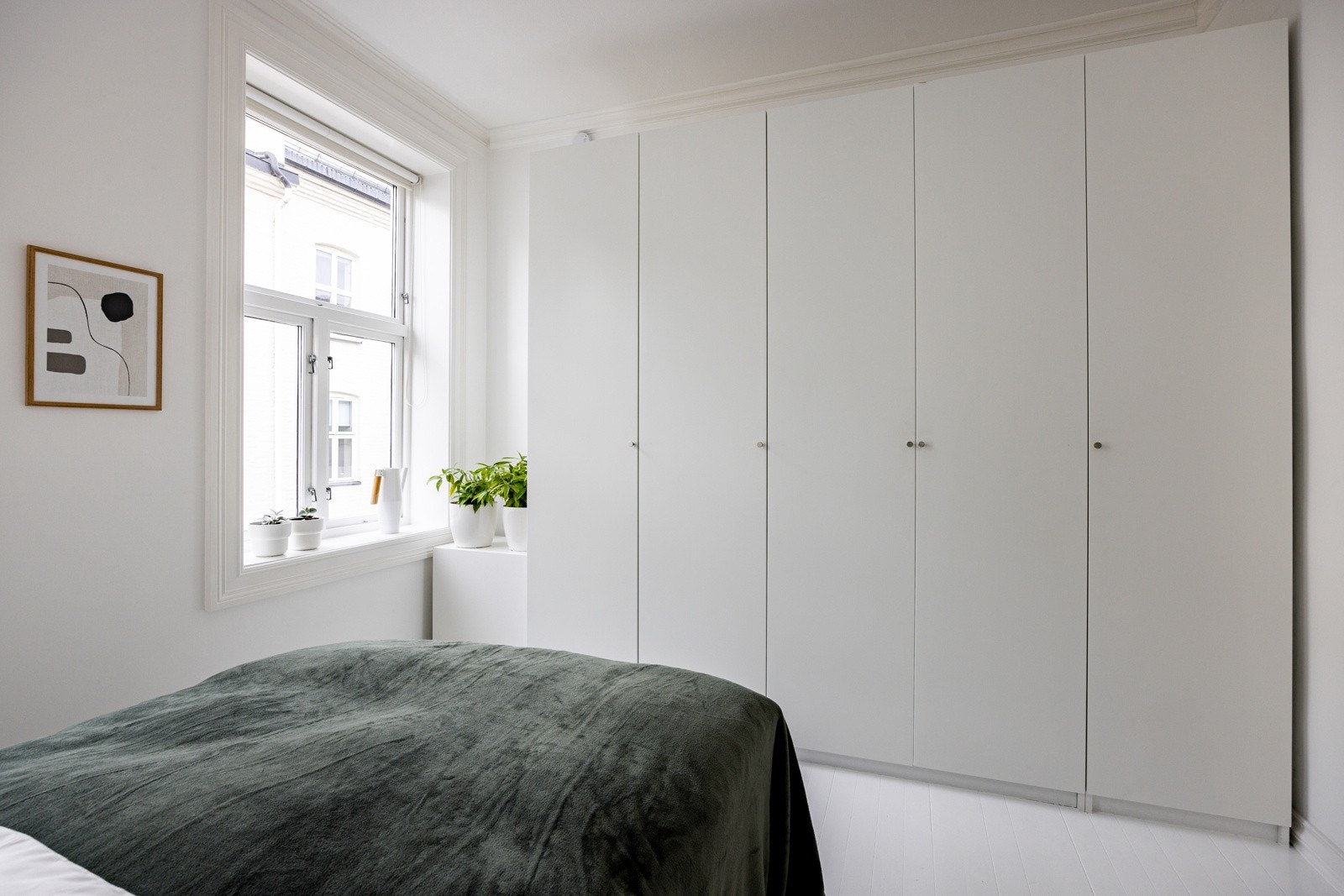 En rekke garderobeskap gir mer enn nok oppbevaring til soverommet. Galleribilde