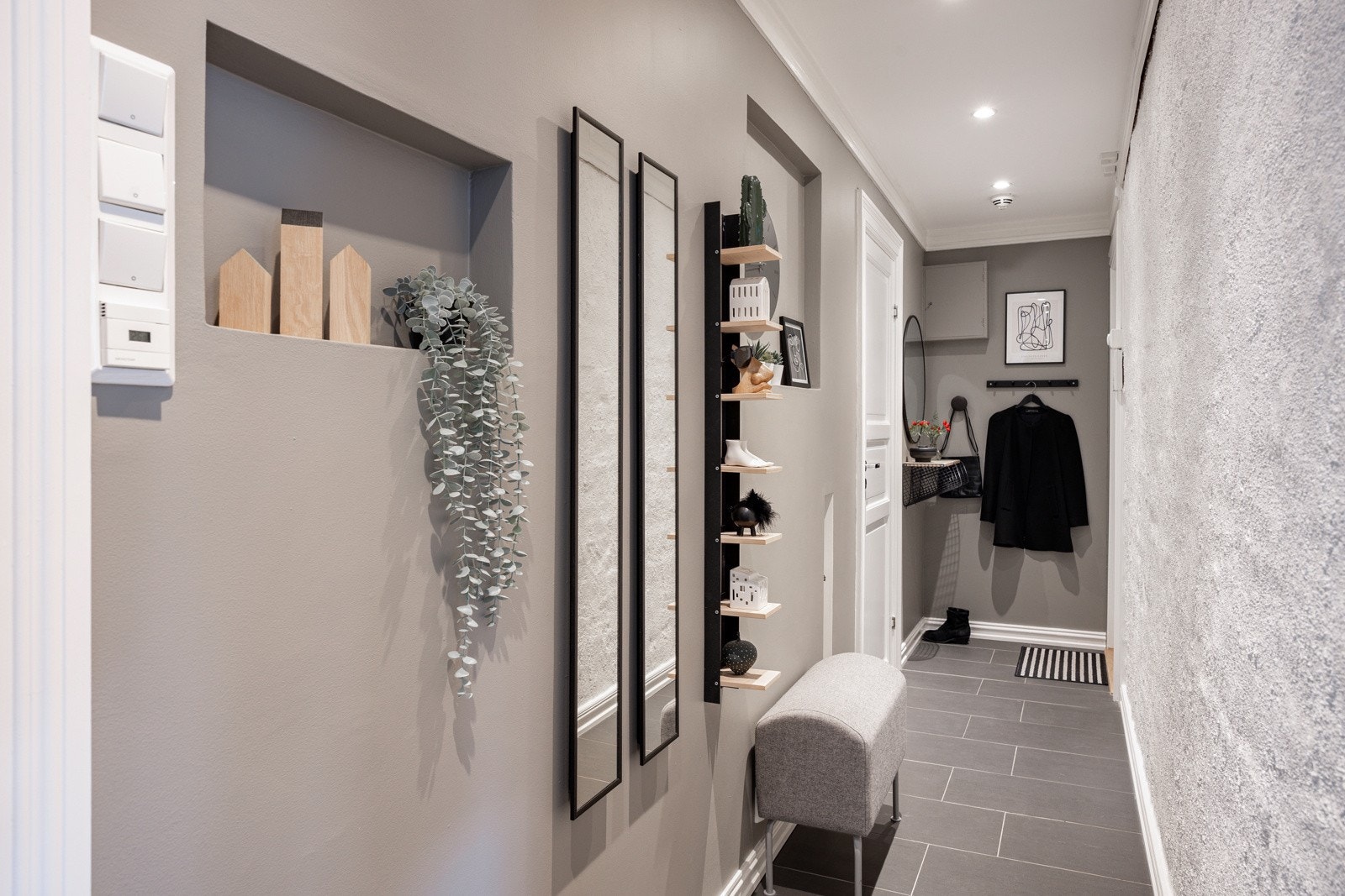 Entre med praktiske fliser på gulvet og plass for sko og yttertøy. Galleribilde