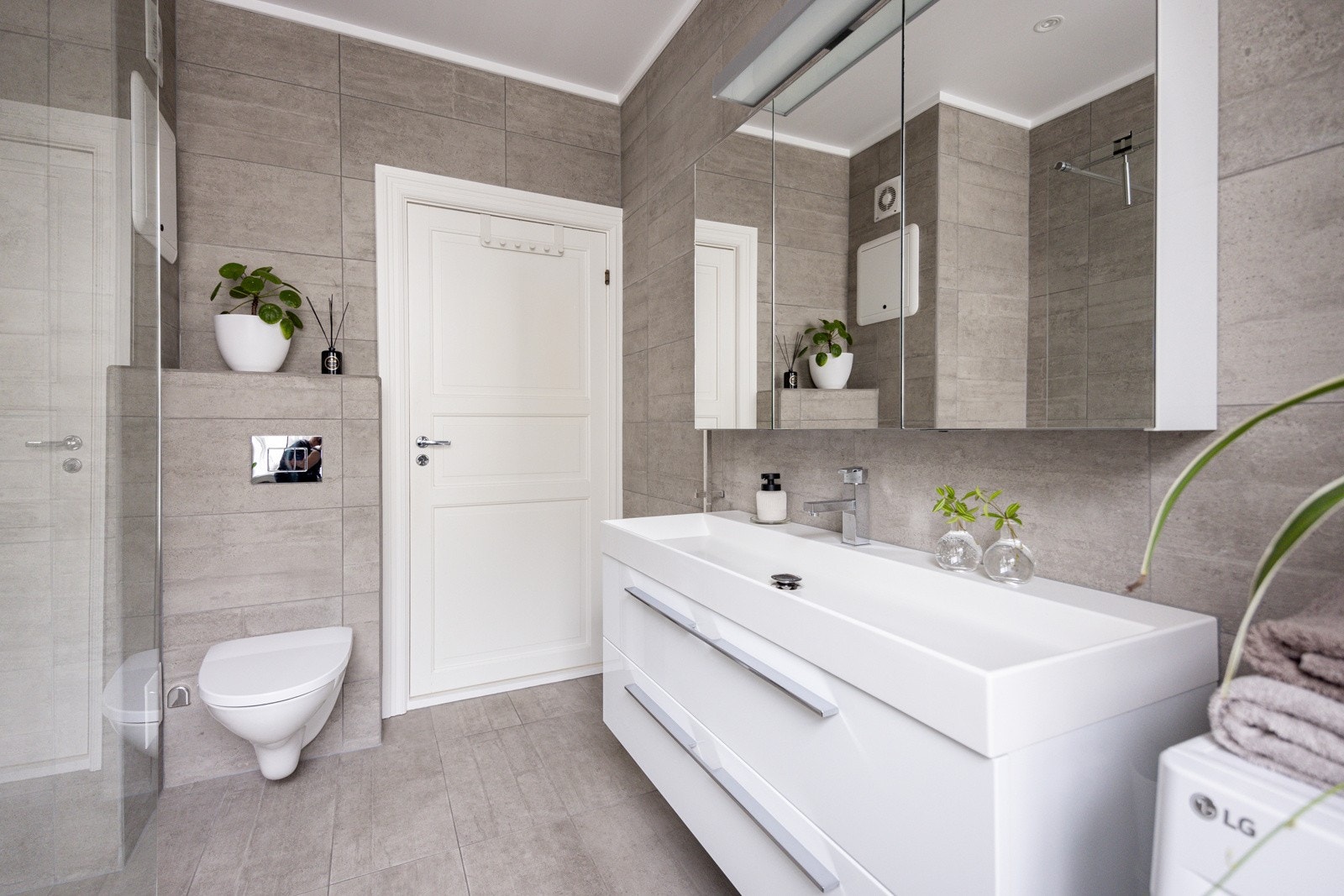 På badet er det avtrekk og det er downlights i himling. Galleribilde