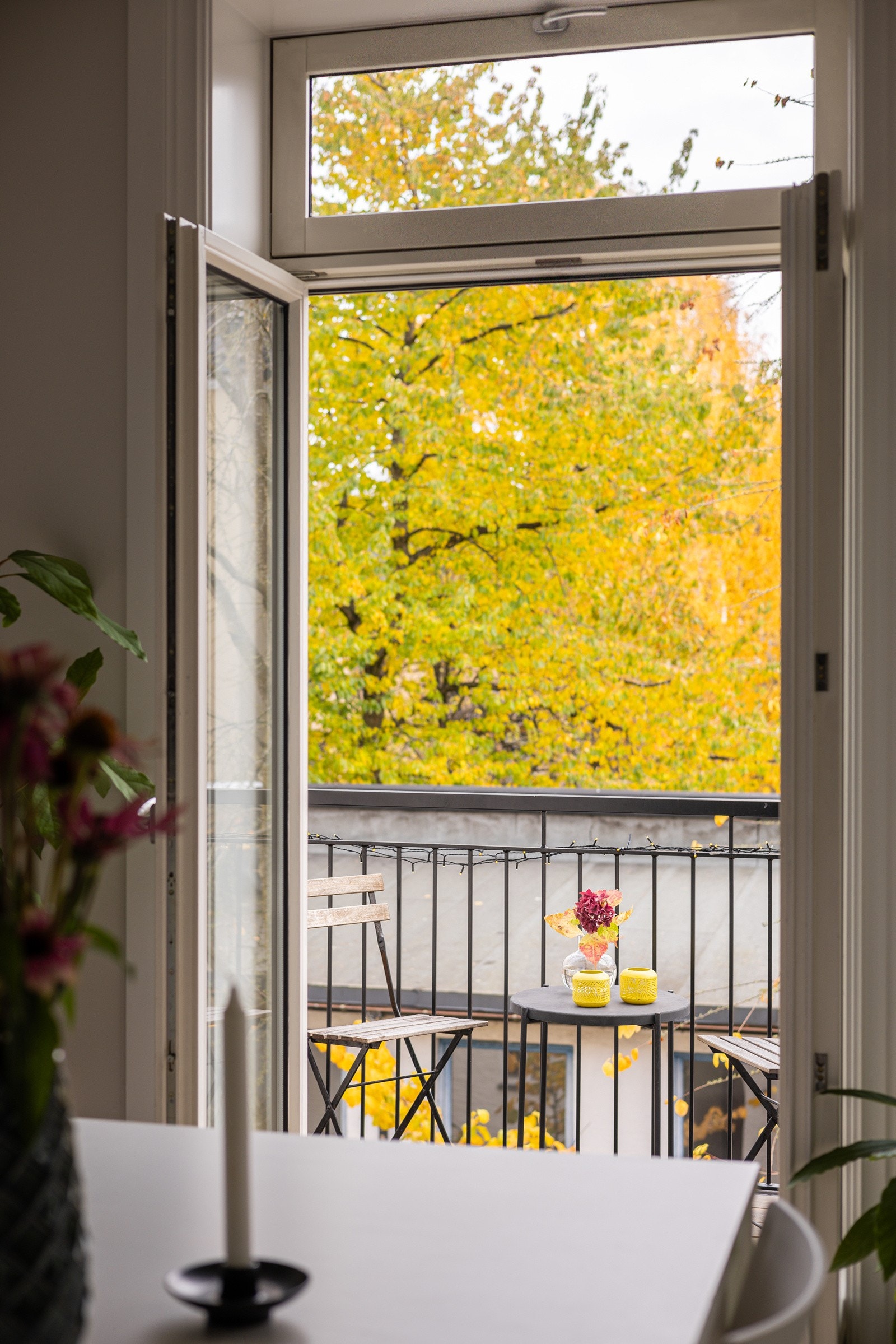 Det er utgang til den hyggelige balkongen fra kjøkkenet. Galleribilde