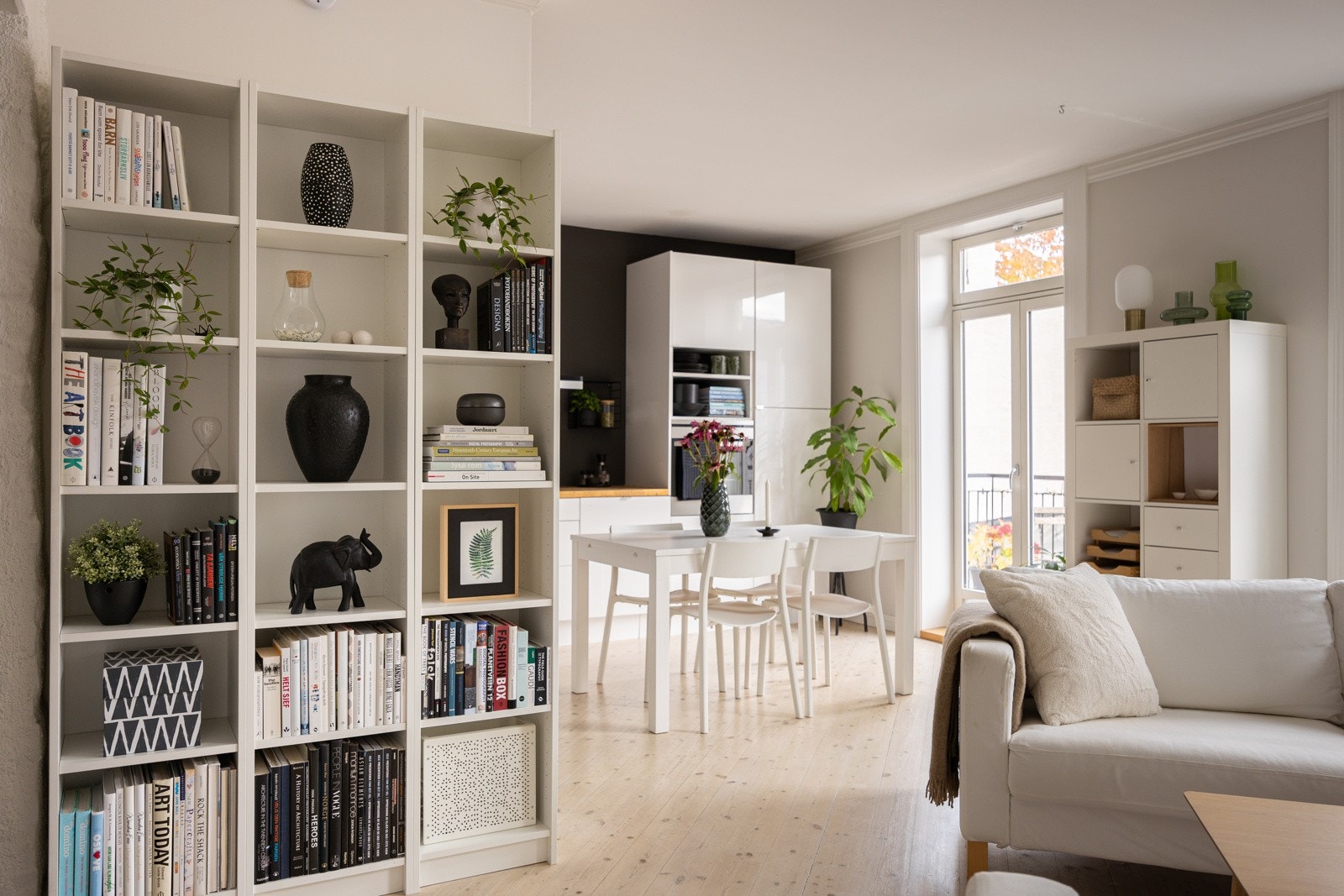 Den generøse takhøyden åpner opp og gir en god romfølelse. Pene tregulv går igjen i alle rom i dette hjemmet. Galleribilde