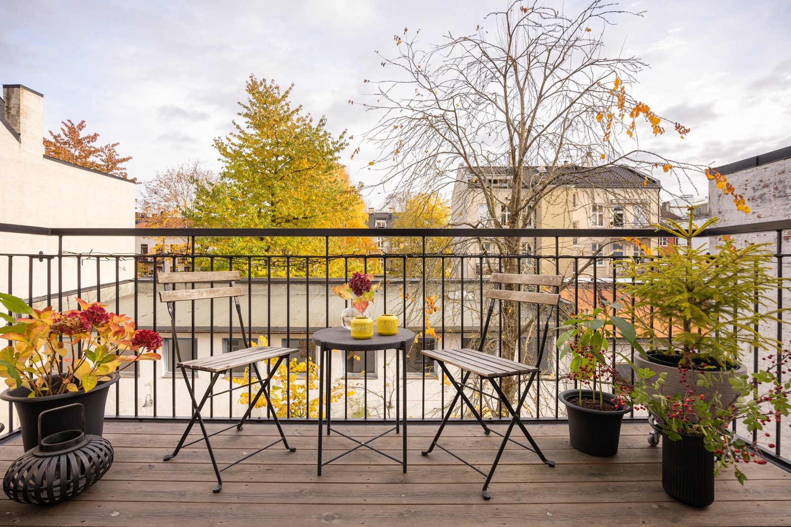 Velkommen på visning til denne flotte 3-roms leiligheten i skjermet indre gård midt på beste Løkka! Galleribilde