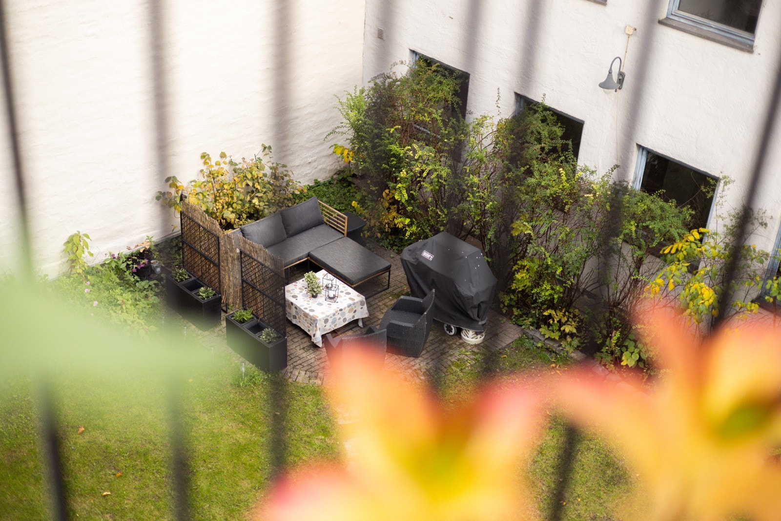 Fra balkongen er det hyggelig utsyn mot en av de to hagene i bakgården. Galleribilde