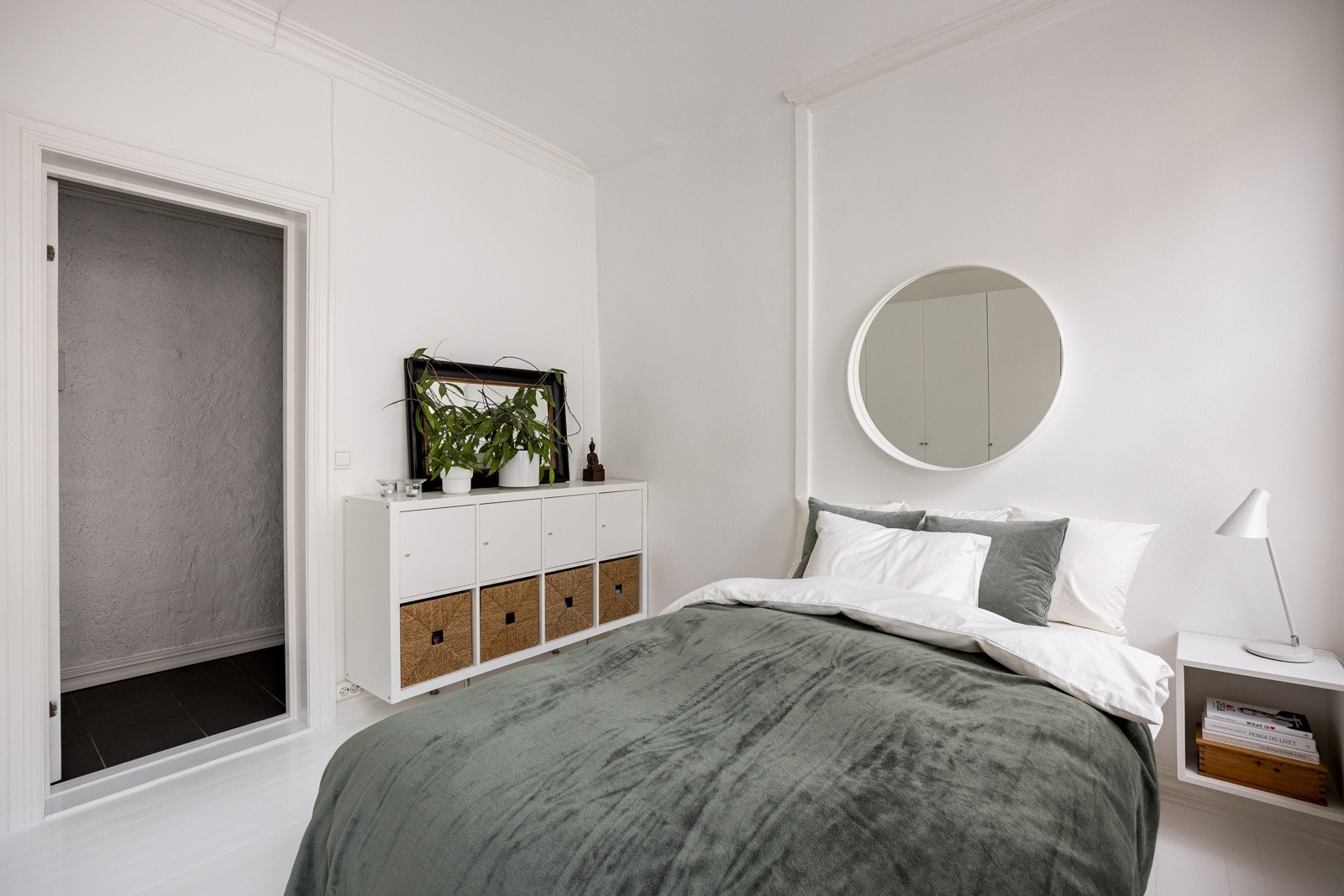 Rommet har en god størrelse med god plass til dobbeltseng og ulikt soveromsmøblement. Galleribilde