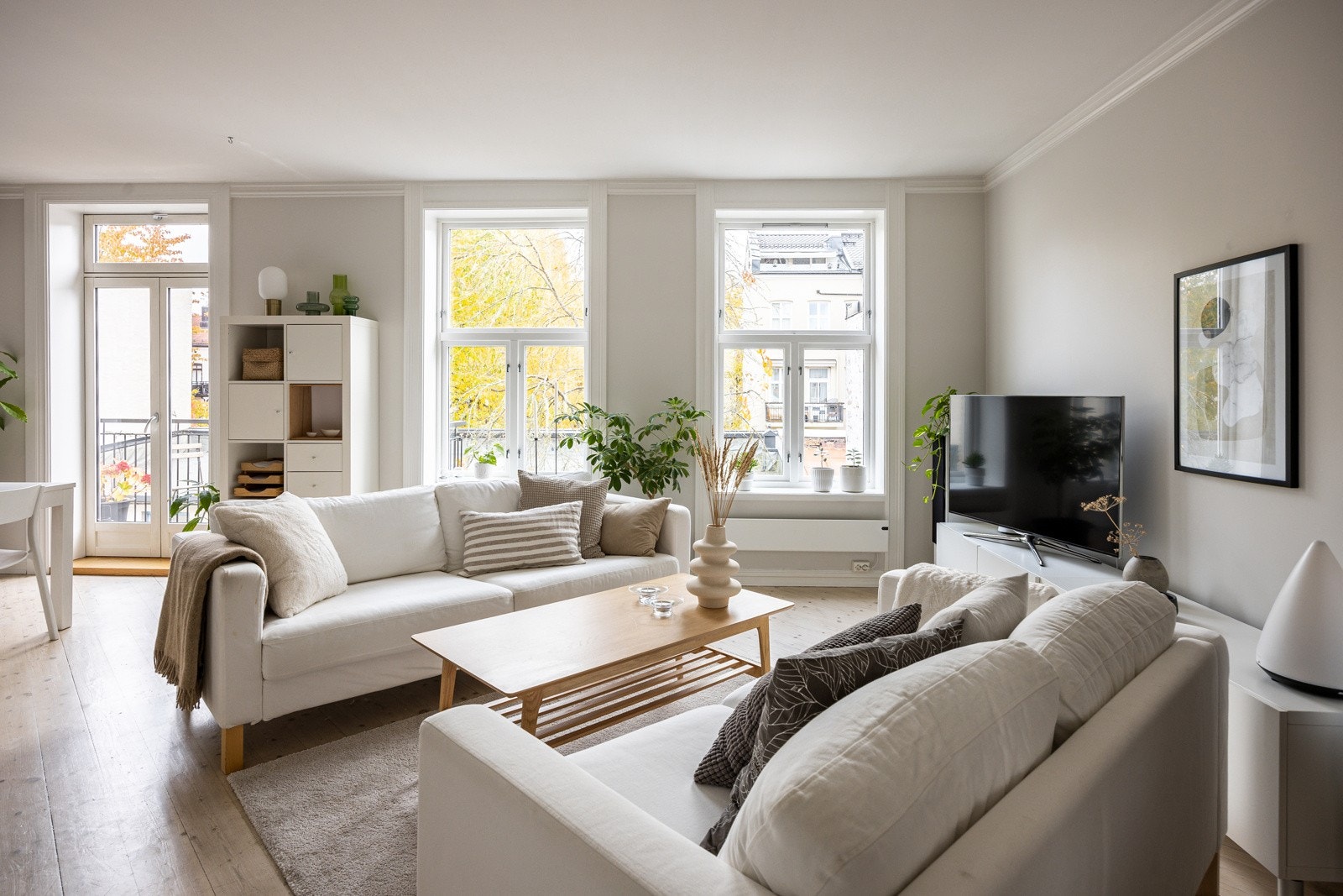 Den gjennomgående leiligheten ligger i 3. etasje med frodig hage på begge kanter. Ingen vinduer vender mot Thorvald Meyers gate. Galleribilde