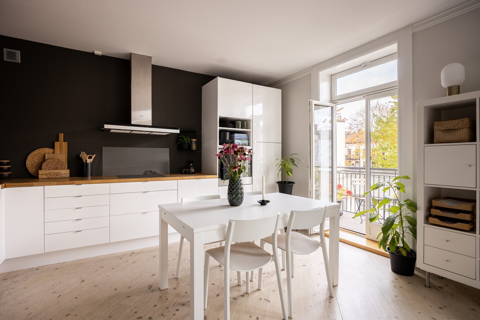 Det er fint med plass til eget spisebord på kjøkkenet. Galleribilde