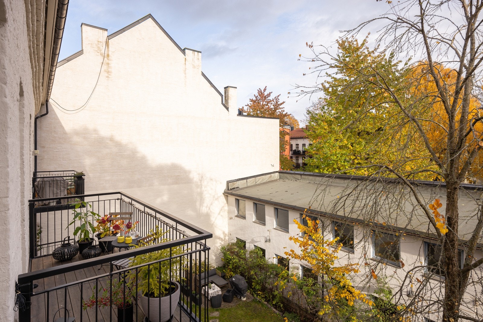 Det er ingen høytliggende bygninger i front for balkongen noe som gir flott utsyn mot nabolaget. Galleribilde