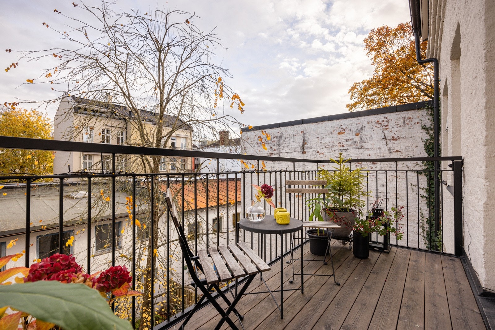 Solen har man på balkongen i følge selger fra morgen til ca. kl 14.00. Galleribilde