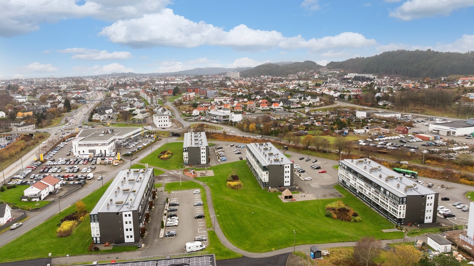 Stor fellesparkeringsplass med mulighet for lading av elbil Galleribilde