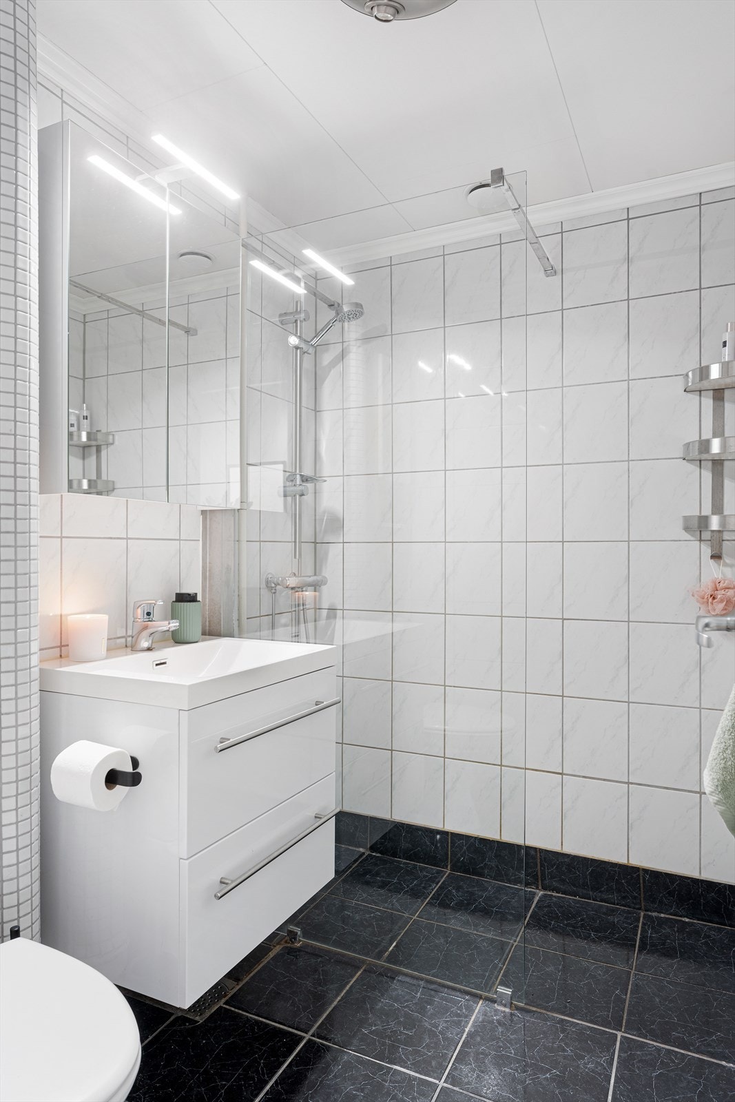 Helfliset bad med varmkabler i gulvet. Galleribilde