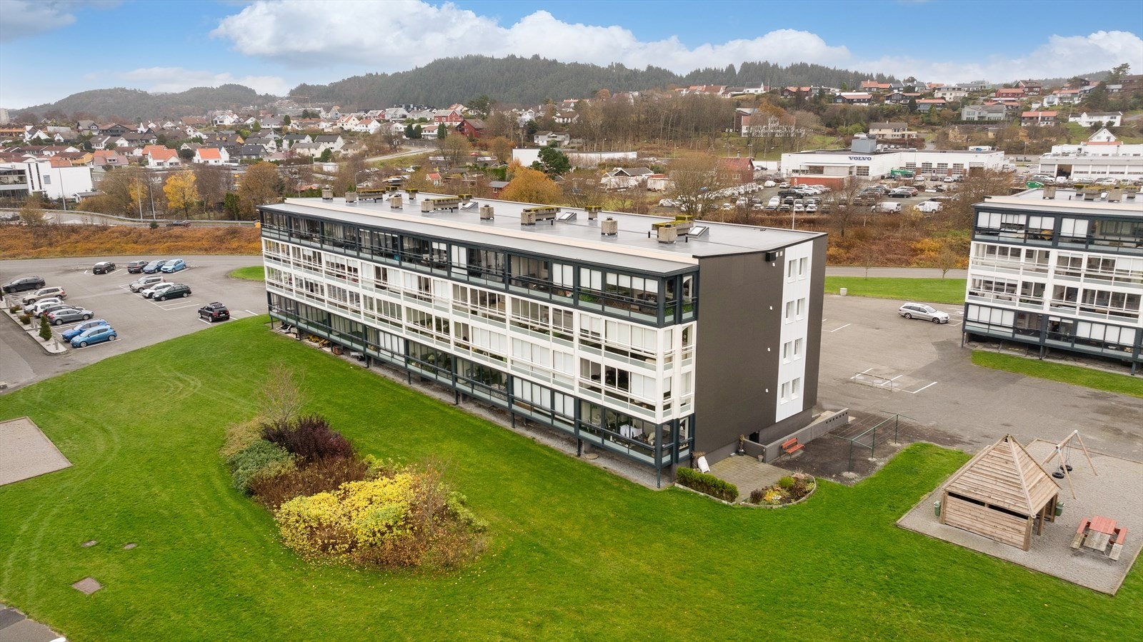 Borettslaget har flotte friområder med lekeplass og god boltreplass for utelek Galleribilde