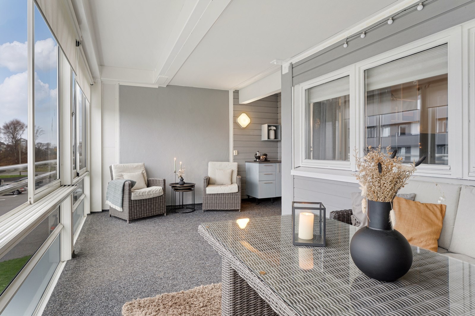 Innglasset balkong som fungerer som en forlengelse av stuen. Balkongen kan benyttes året rundt. Galleribilde