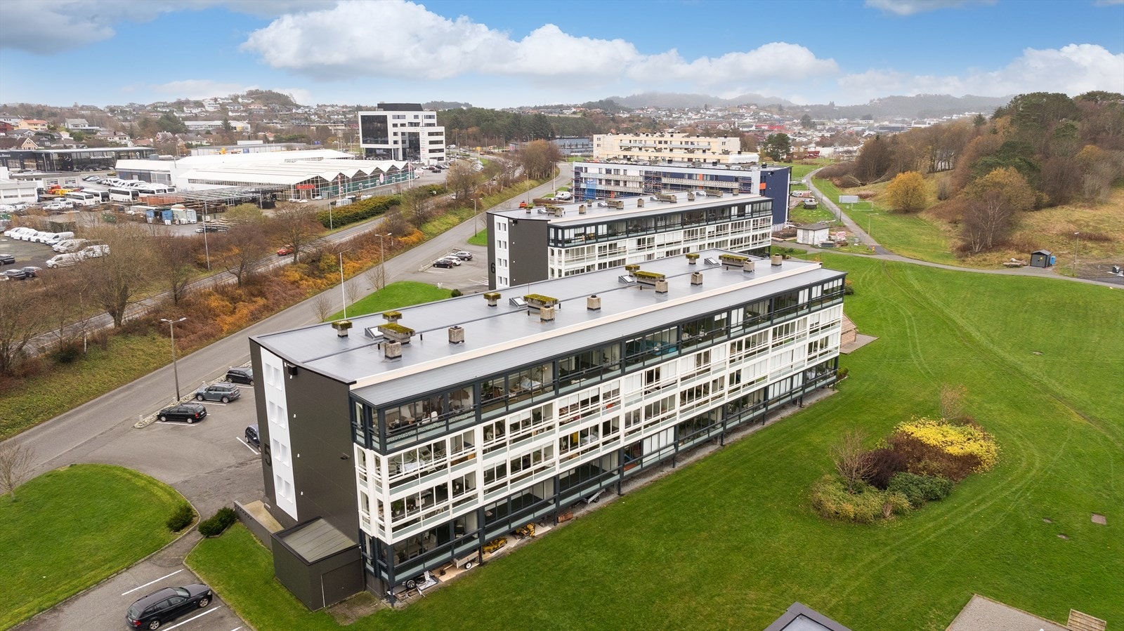 Så å si midt mellom Norheim, Raglamyr og sentrum. Galleribilde