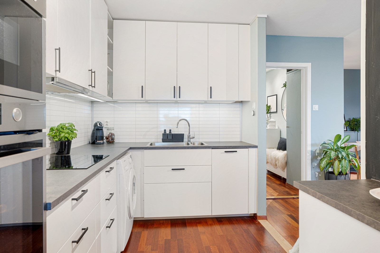 Kjøkkenet har god skap- og benkeplass med skaper som går opp til taket. Galleribilde