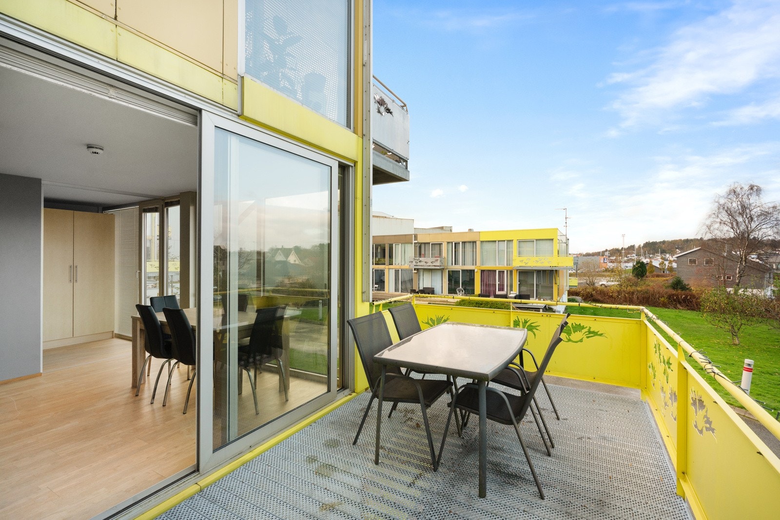 Uteplass med god plass til utemøbler Galleribilde