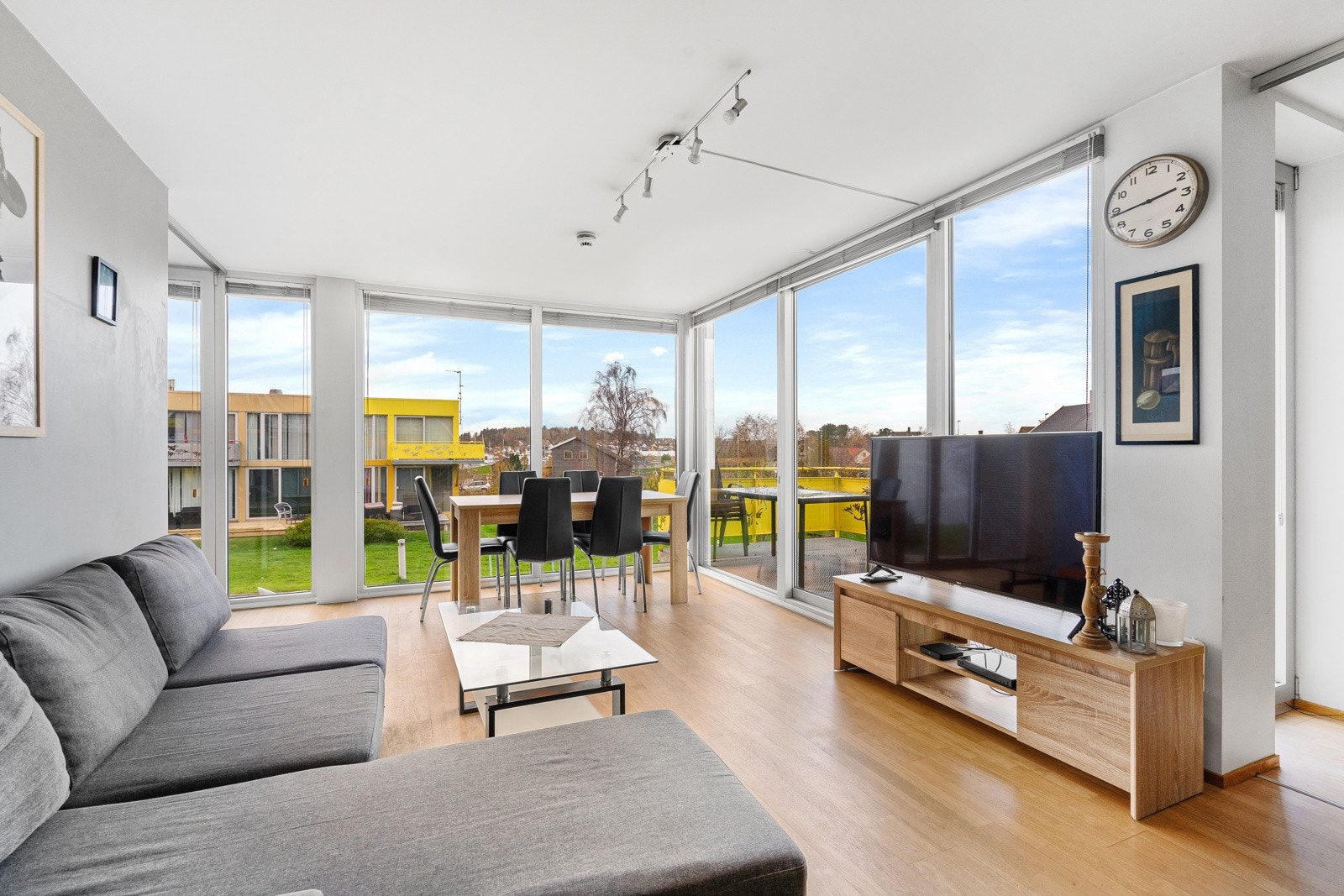 Stue med gode vindusflater som slipper inn mye naturlig lys Galleribilde