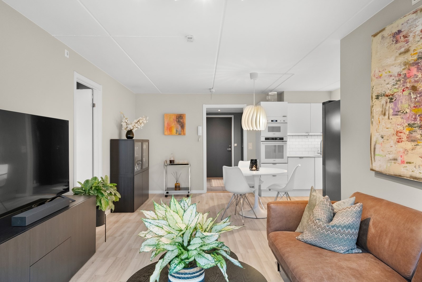 Leiligheten har god planløsning med soverom på hver side av stuen og walk-in-closet ifm bad og entré. Galleribilde