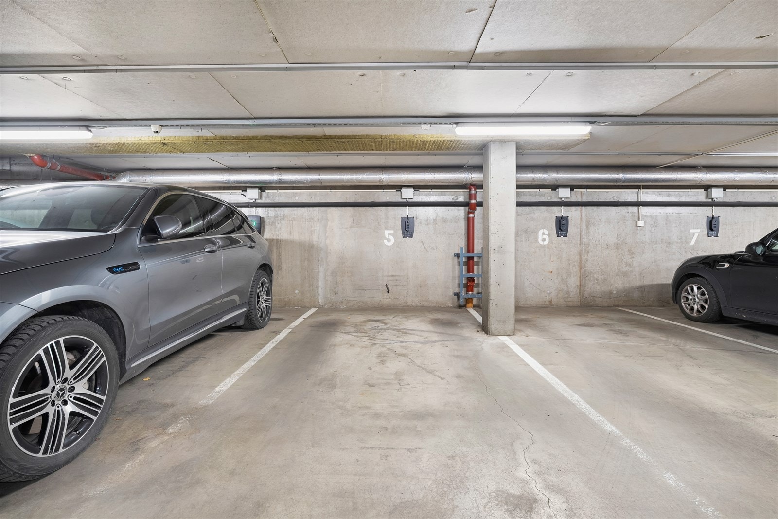 I kjelleren disponerer seksjonen en garasjeplass med mulighet for å etablere el-billader. Galleribilde