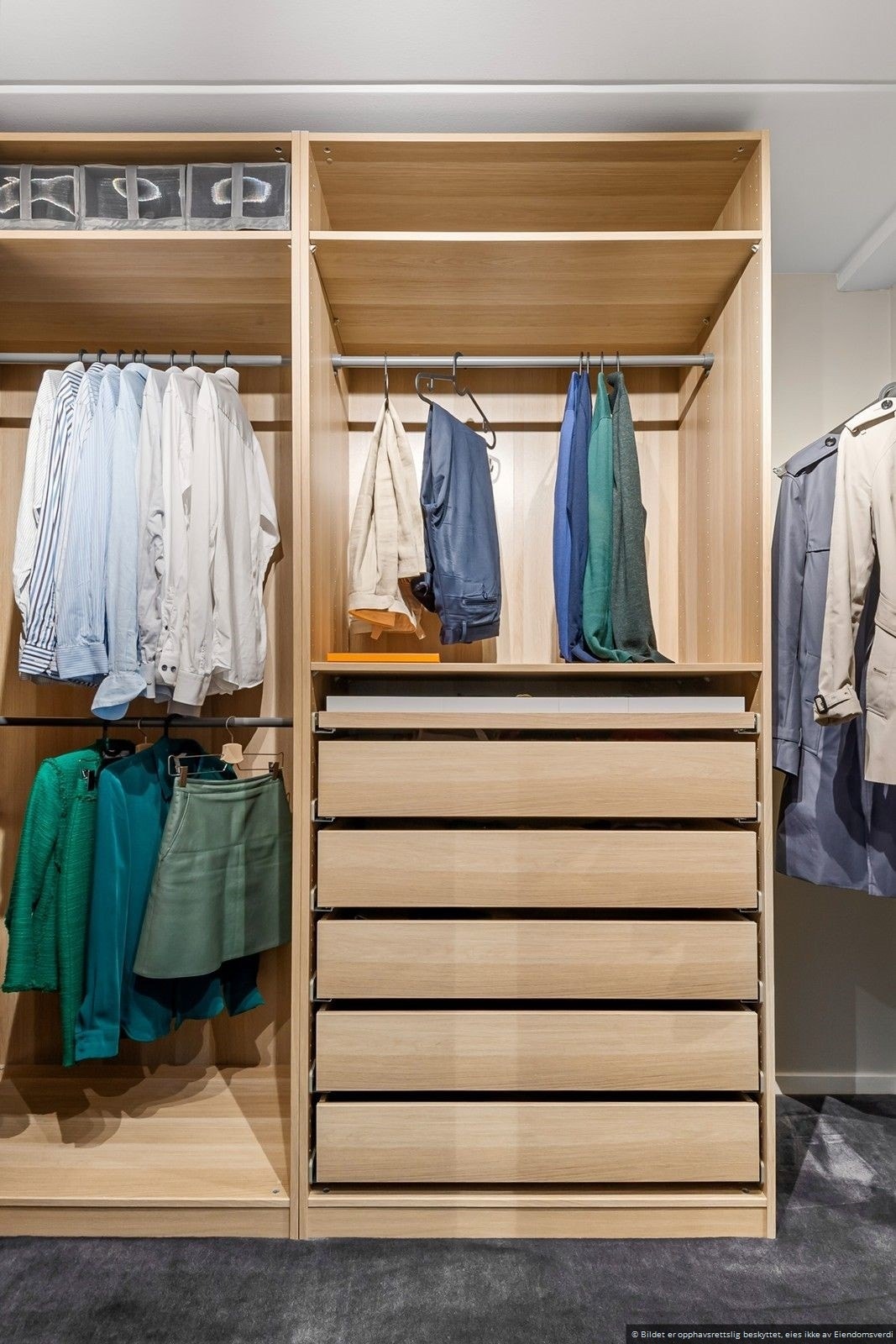 Praktisk walk-in-closet ifm entréen. Galleribilde