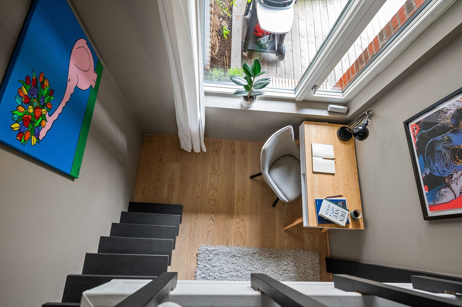 På gulvet er det lekker, enstavs eikeparkett og veggflatene er malt i en tone som gjør rommet lunt og avslappende Galleribilde