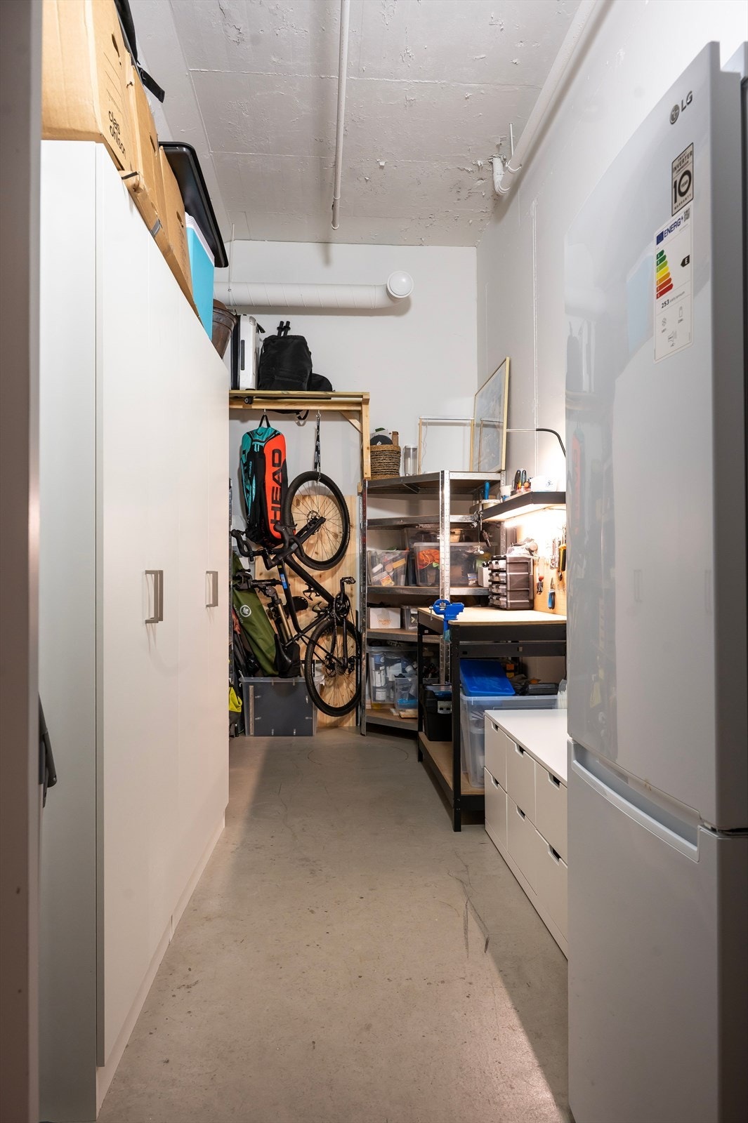 Boligen disponerer en bod i samme etasje som boligen på hele 10.7 kvm med innlagt strøm Galleribilde