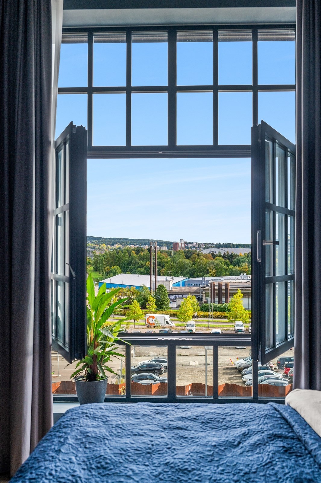 Store vindusflater som gir gode lysforhold - fabrikkvinduer som gir et industrielt preg Galleribilde