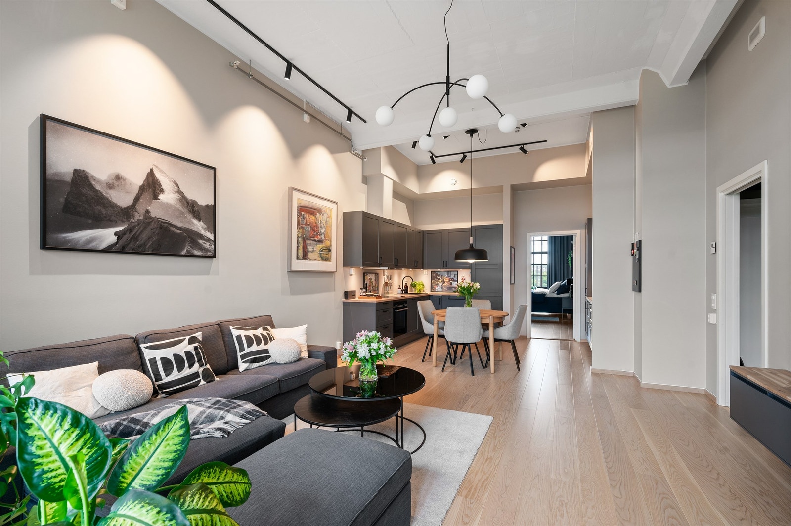 Åpen kjøkkenløsning fra Sigdal med moderne og stilren innredning med god skap og benkeplass Galleribilde