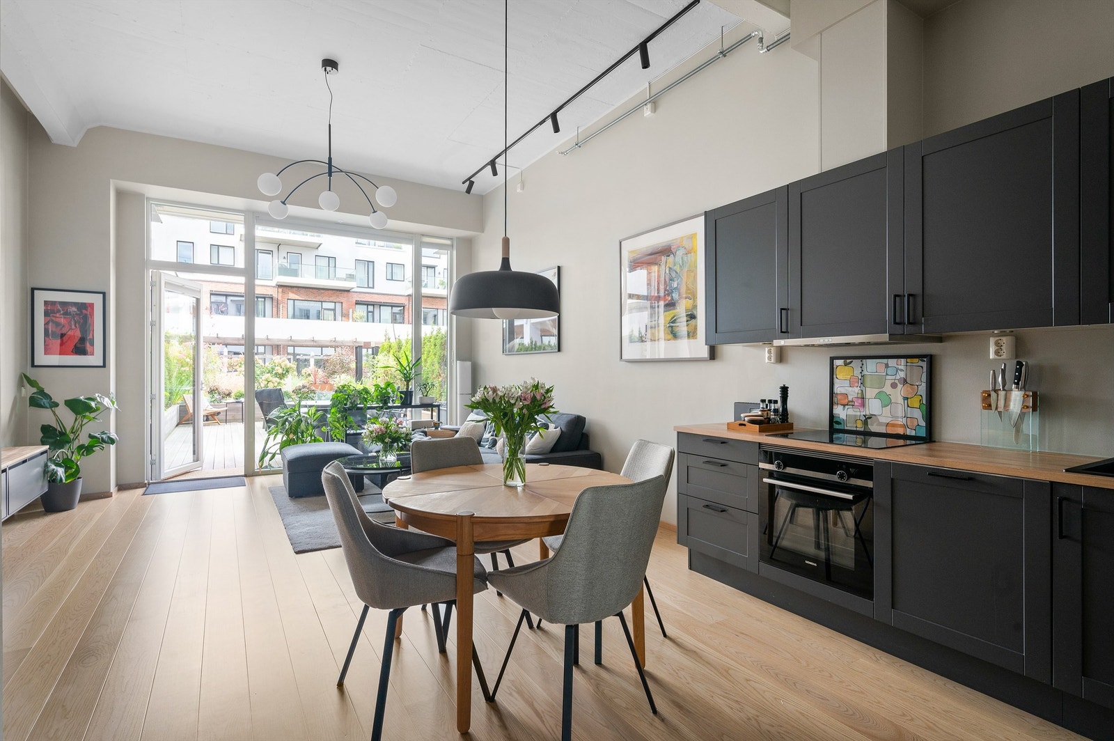 Velkommen til Bøkkerveien 6A - presentert av Emir Resulbegovic i Krogsveen Galleribilde