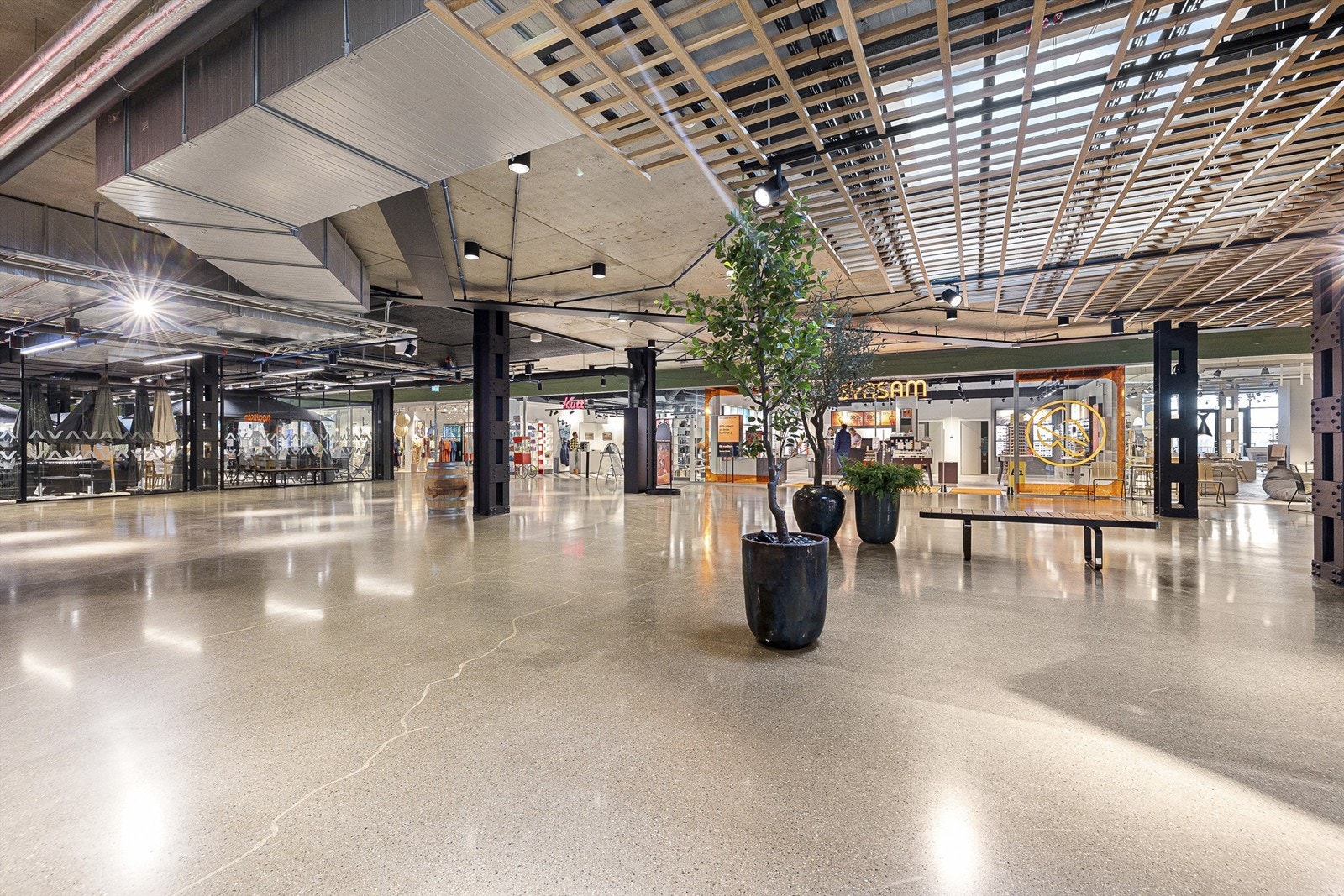 Videre finner du alt du trenger, blant annet Spar, Apotek 1, frisør, Synsam og interiørbutikker Galleribilde