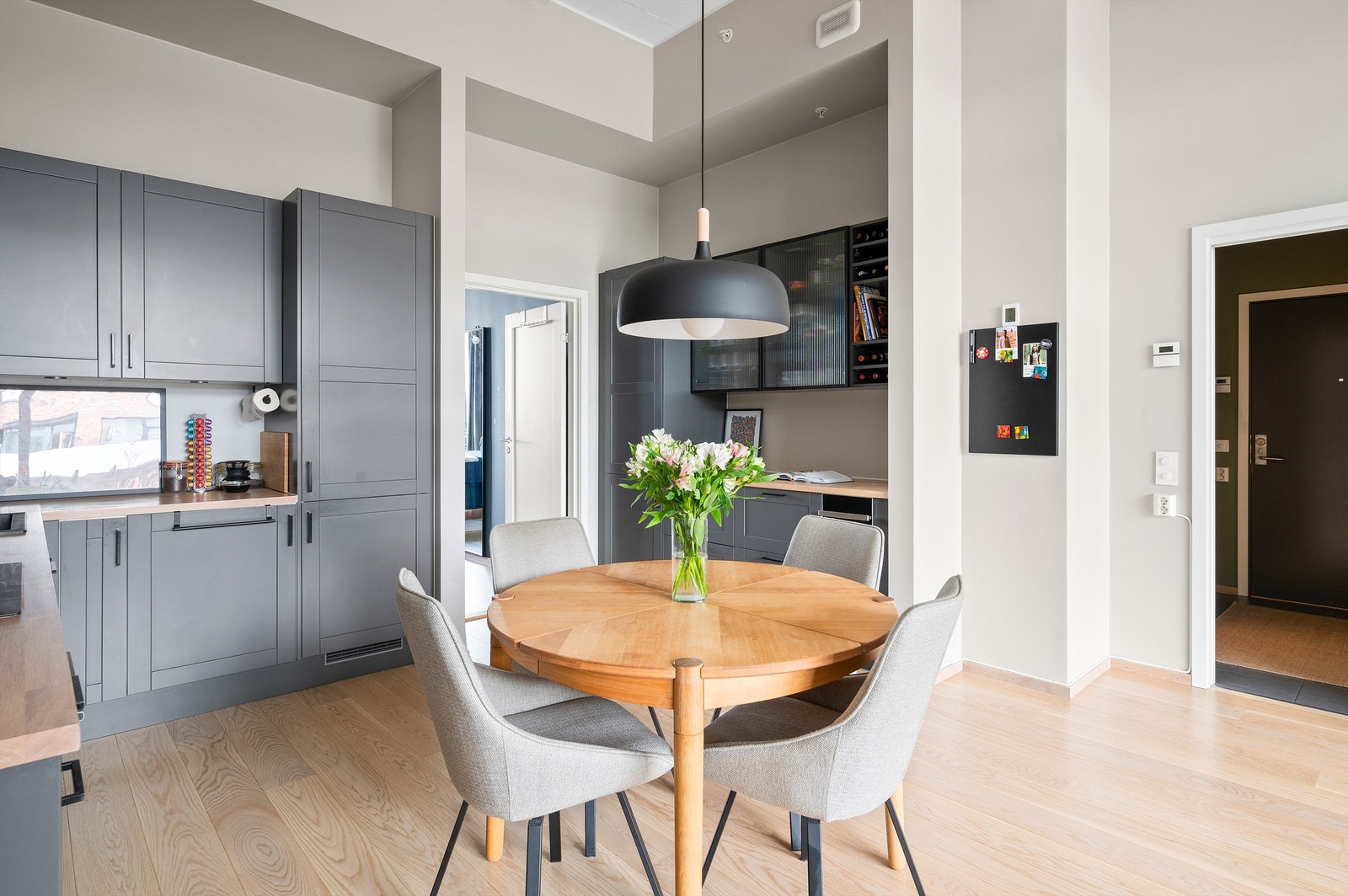 Den åpne kjøkkenløsningen oppleves behagelig - her har du en god kommunikasjon med spisestuen og en sosial løsning Galleribilde