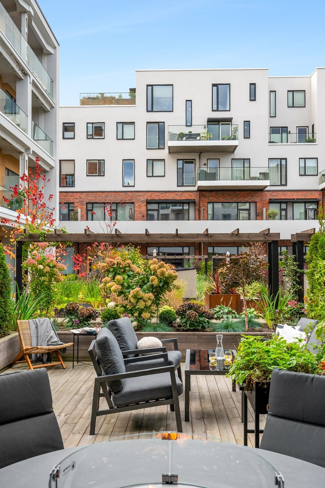 Rolig og idyllisk utsikt mot sameiets private bakgård Galleribilde