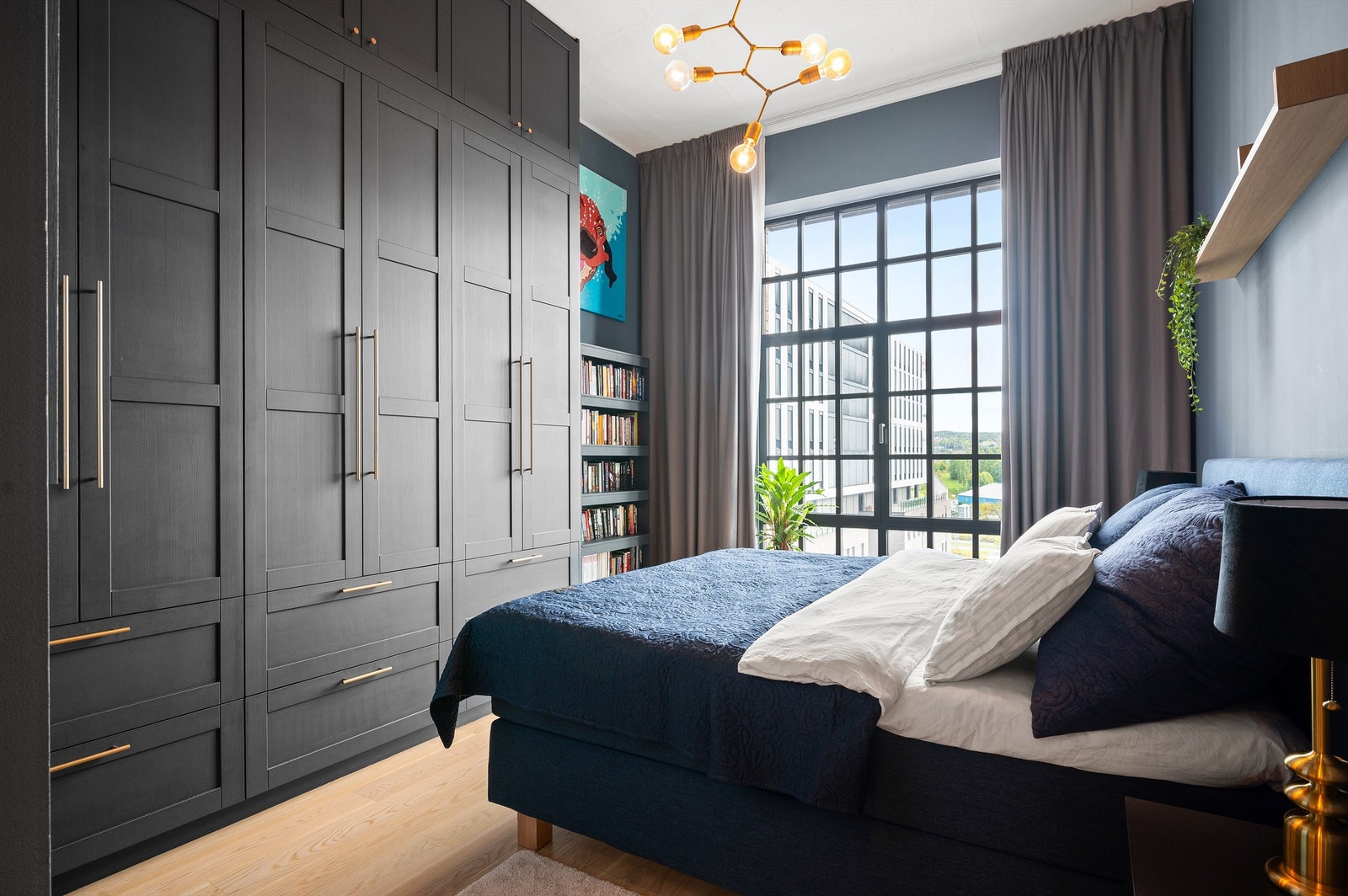 God lagringskapasitet i romslig garderobeløsning som er en god utnyttelse av den generøse takhøyden! Galleribilde