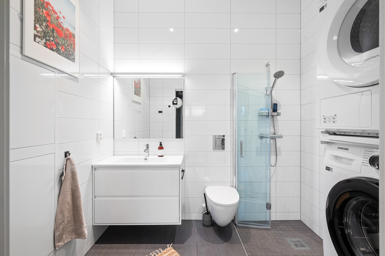 Med direkte tilgang fra entreen er boligens andre og største baderom Galleribilde