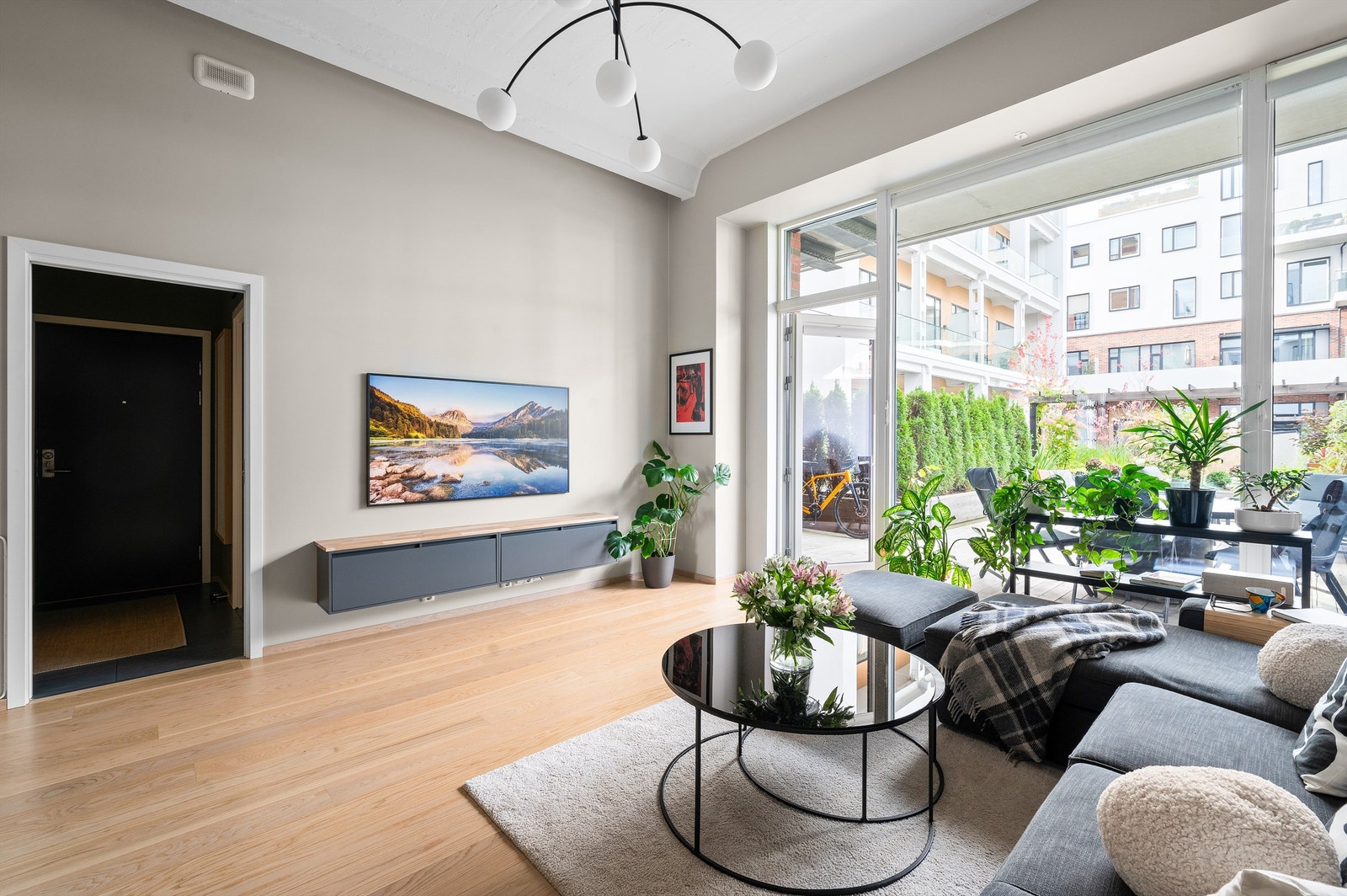 Det første som møter deg er store vindusflater og blikket vendes naturlig nok mot de store vindusflatene og boligens unike utforming Galleribilde