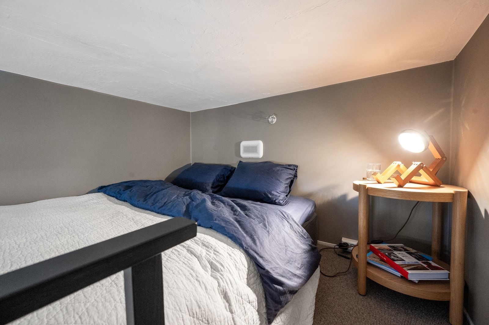 Rommet utnytter virkelig takhøyden her, med innredet hems som fungerende sengeplass Galleribilde