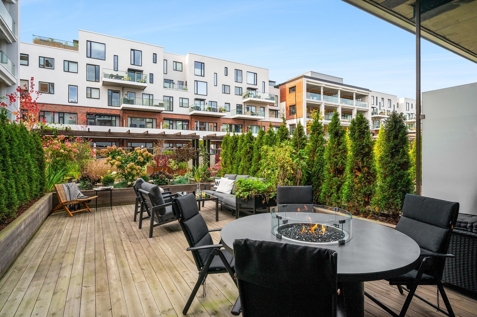 Denne gir deg følelsen av at boligen er større enn hva arealet opprinnelig tilsier og gjør at du kan boltre deg på til sammen hele 39 kvm uteareal Galleribilde