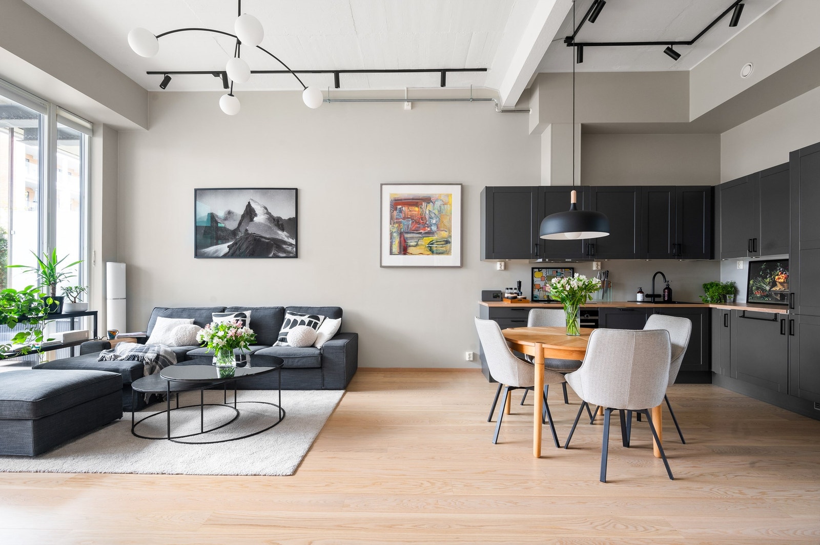 Tiltalende og moderne stue med en lys og luftig romfølelse Galleribilde