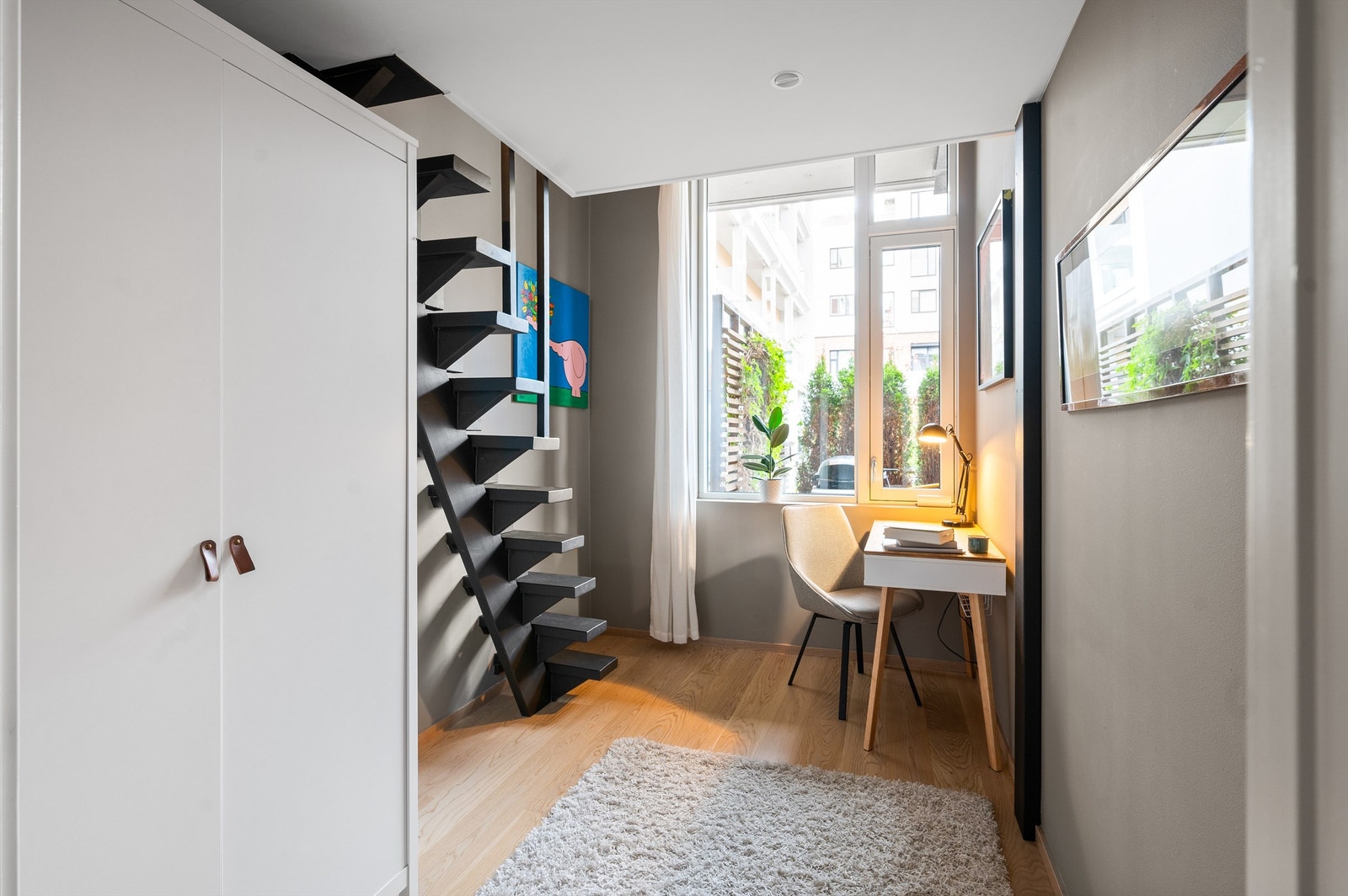 Det andre soverommet er også romslig med plass til kontor og garderobe Galleribilde