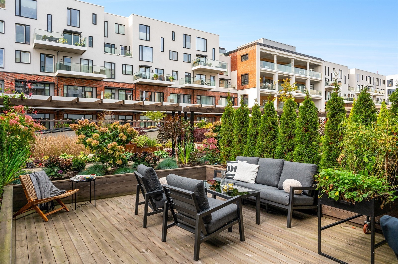 God plass til større sittegruppe, grill, spisebord m.m.. Galleribilde