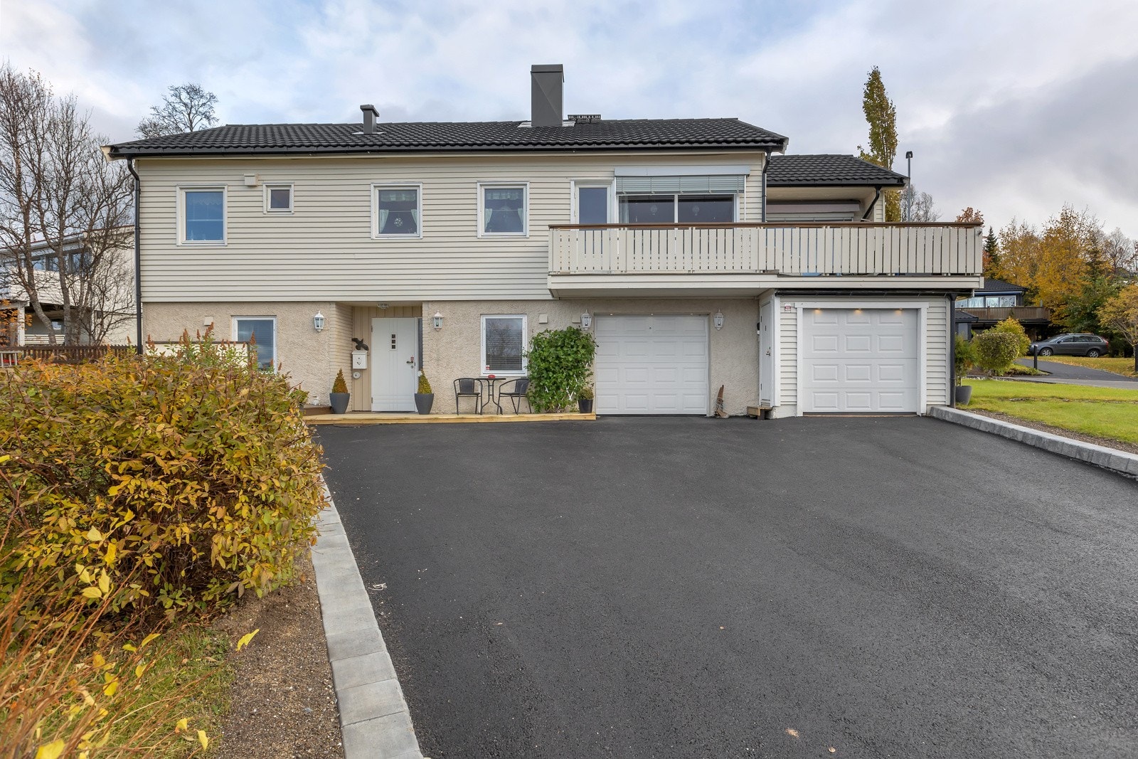 Velkommen hit! Innkjøringen er nylig asfaltert. Her er det godt med oppstillingsplasser i tillegg til garasje både for bil og utstyr Galleribilde