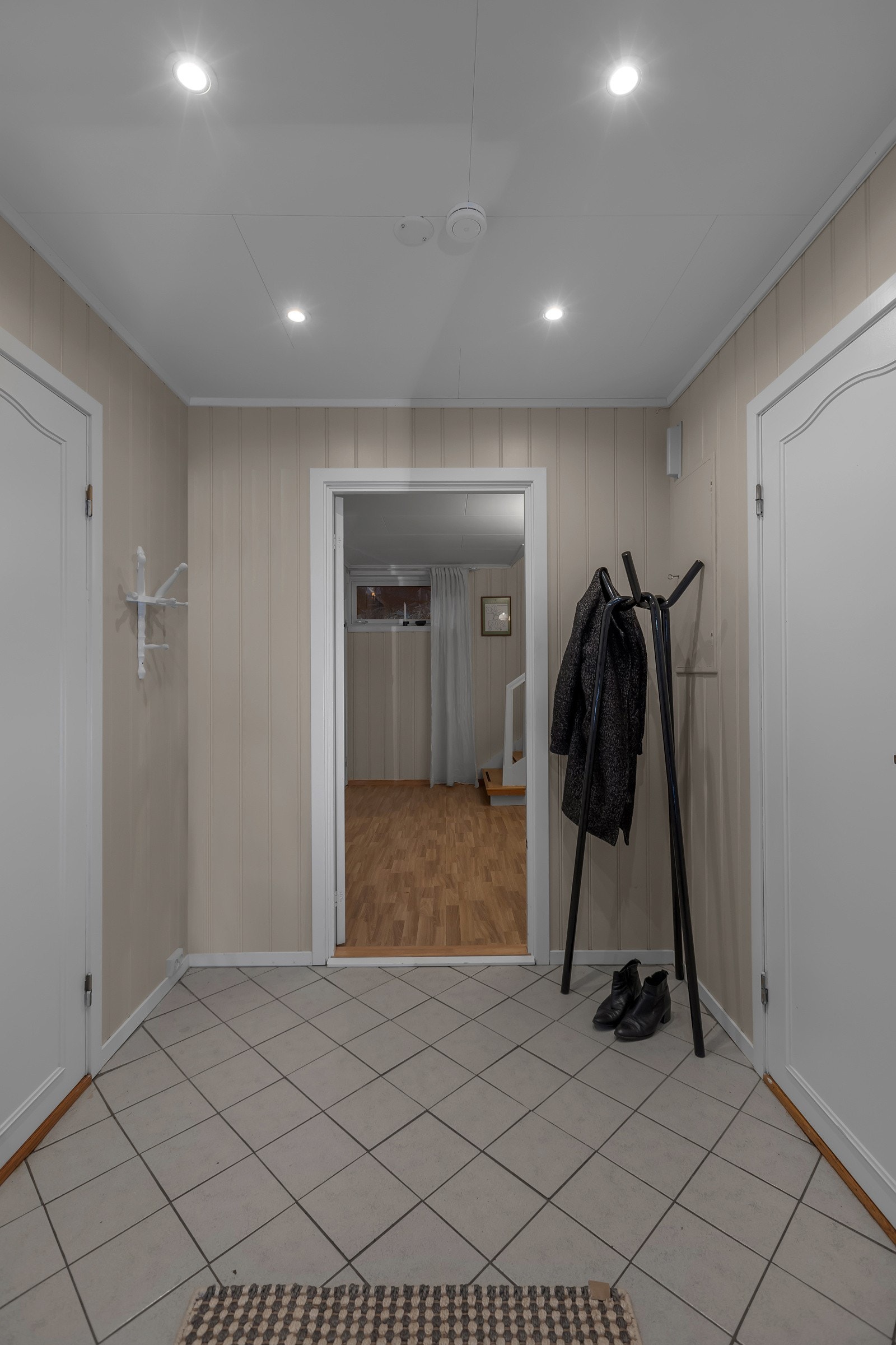 Velkommen inn! - Det første som møter deg er dete flislagte inngangspartet som leder deg videre til soverom/kjellerstue, vaskerom/bad og videre inn til peisestue Galleribilde