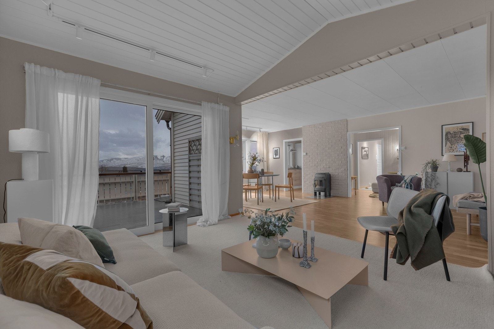 Tilbake i stuen igjen retter vi blikket mot spisestua og den andre sittegruppa Galleribilde